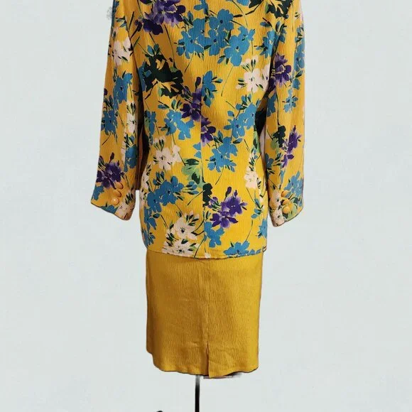 Amazing Vintage 1980's Valentino "Miss V" 2-Piece Floral Silk Skirt Suit - Picture 2 of 16
